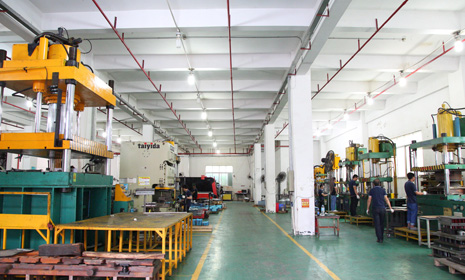 Senior engineer at CNC control panel monitoring 400T multi-stage deep drawing press forming SS304 canister, Hengya factory Wenzhou