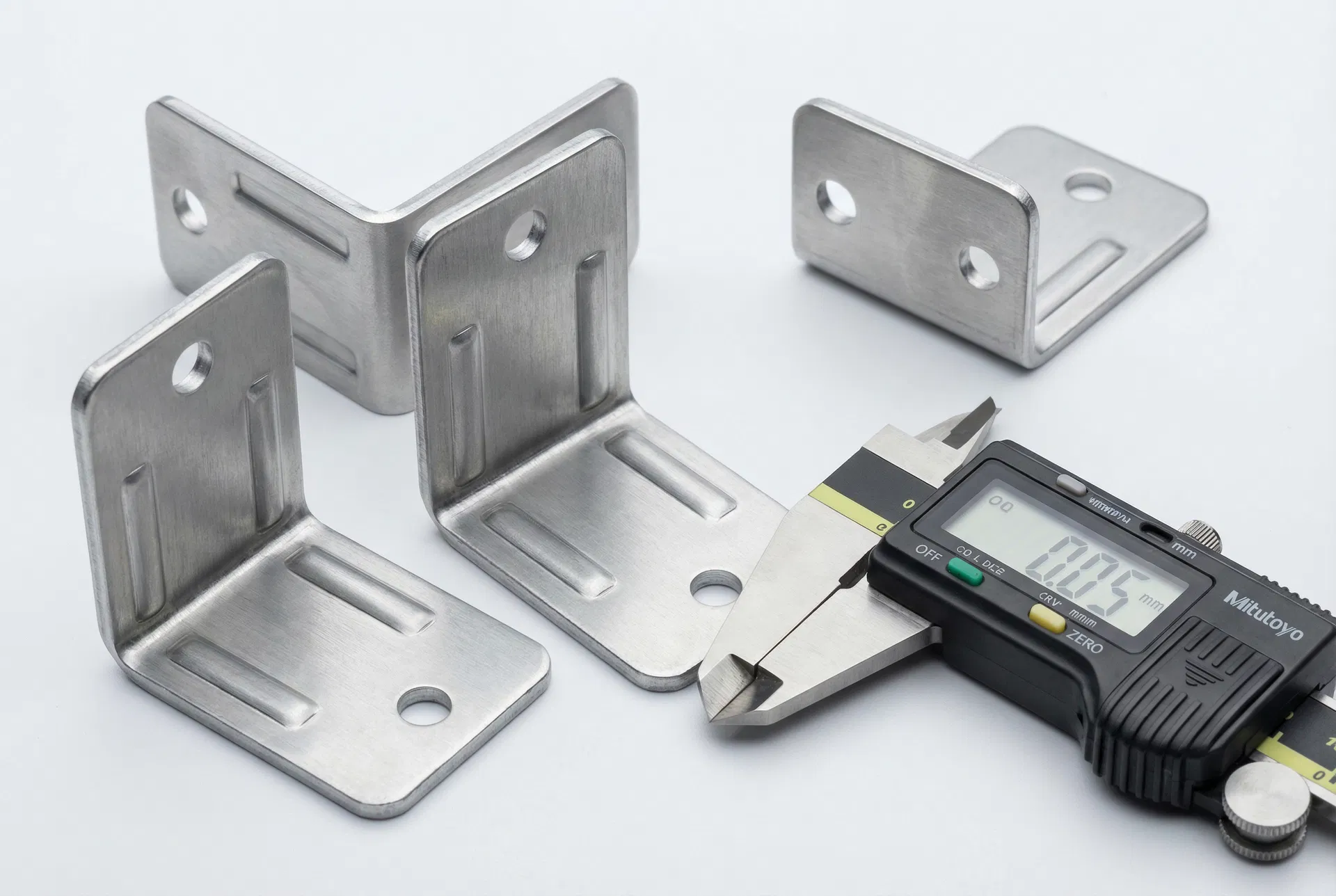 Precision Stamped 6061-T6 Structural Brackets: compound-die blanked edges, pressed reinforcement ribs, precision punched holes (±0.05 mm), natural satin finish.